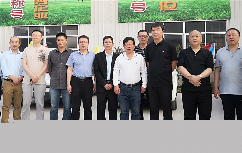 2018年4月，吉林省遼源市龍山區(qū)副區(qū)長鐘亞輝（右三）一行蒞臨我司參觀考察